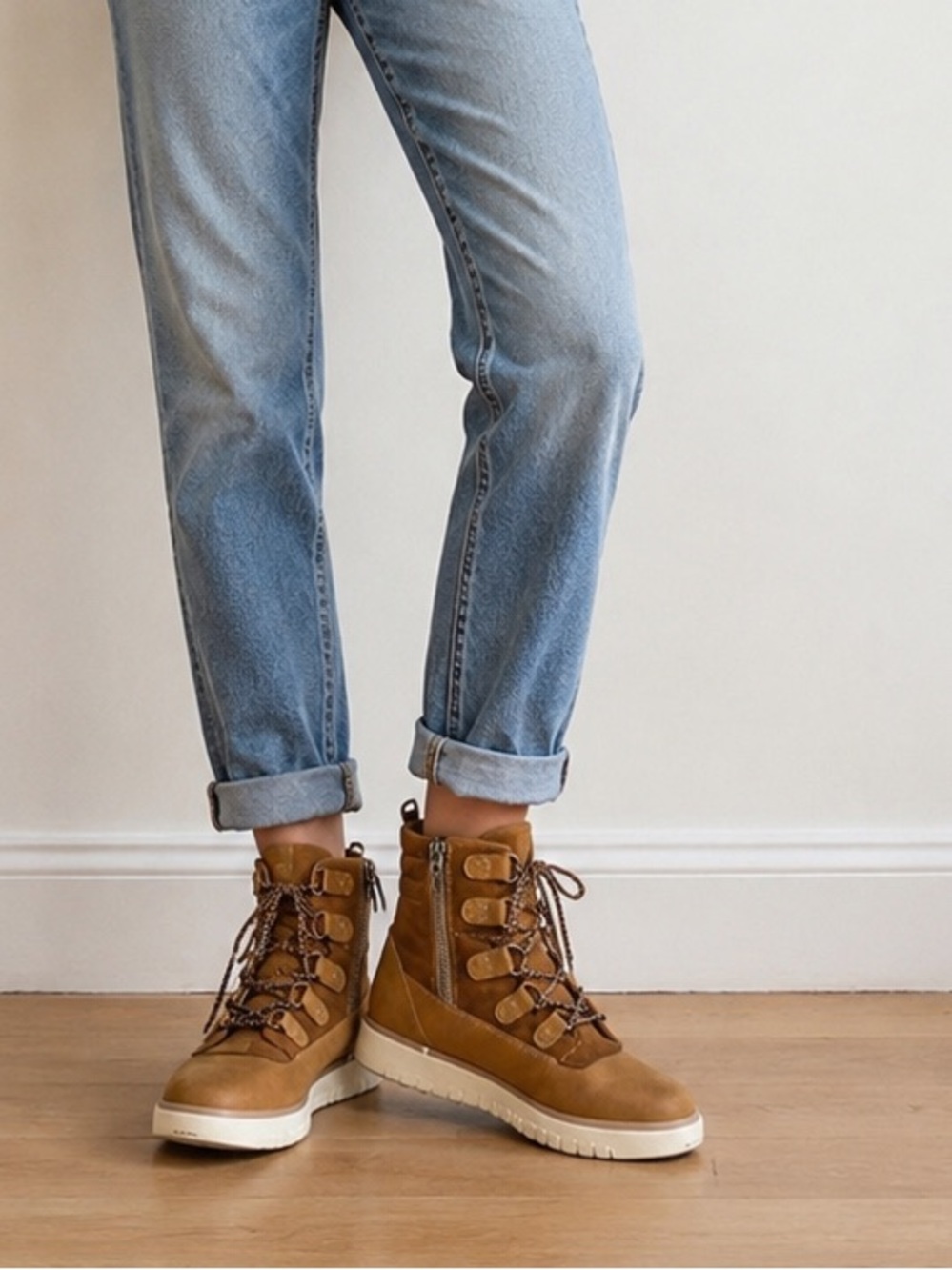 Women's Lace Up Boots - Tan